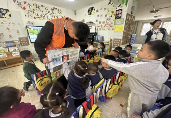 億策略 东红庙社区开展罂粟识别宣传活动